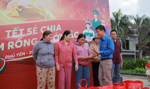 Chương trình cộng đồng “Tết sẻ chia, năm Rồng khởi sắc" đã trao 450 phần quà Tết đến người dân Phú Yên. Ảnh: SABECO 