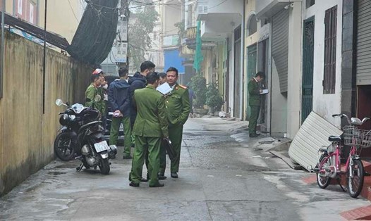 Lực lượng chức năng tại Thái Bình đang thực hiện kiểm tra hiện trường, điều tra nguyên nhân vụ cháy. Ảnh: Trung Du