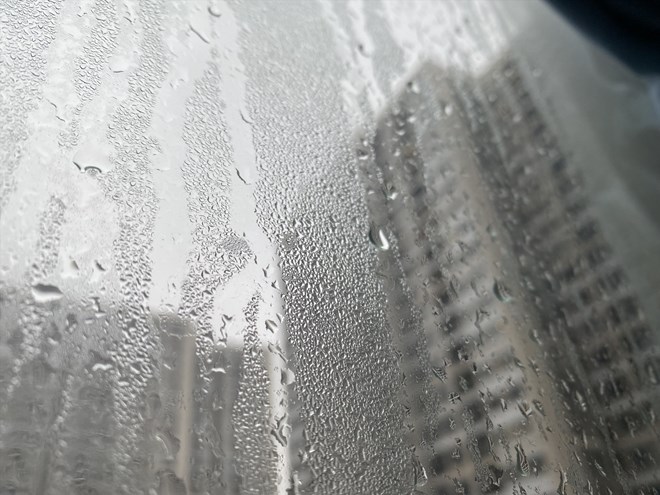 Cửa kính của các gia đình bị đọng hơi nước do thời tiết nồm ẩm. Ảnh: Hương Giang