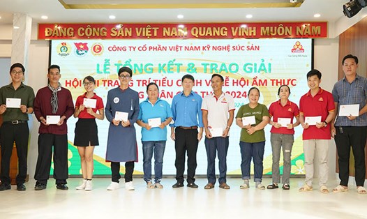 Ban tổ chức trao giải cho các đội đoạt giải tại Hội thi ẩm thực. Ảnh: Yến Nhi