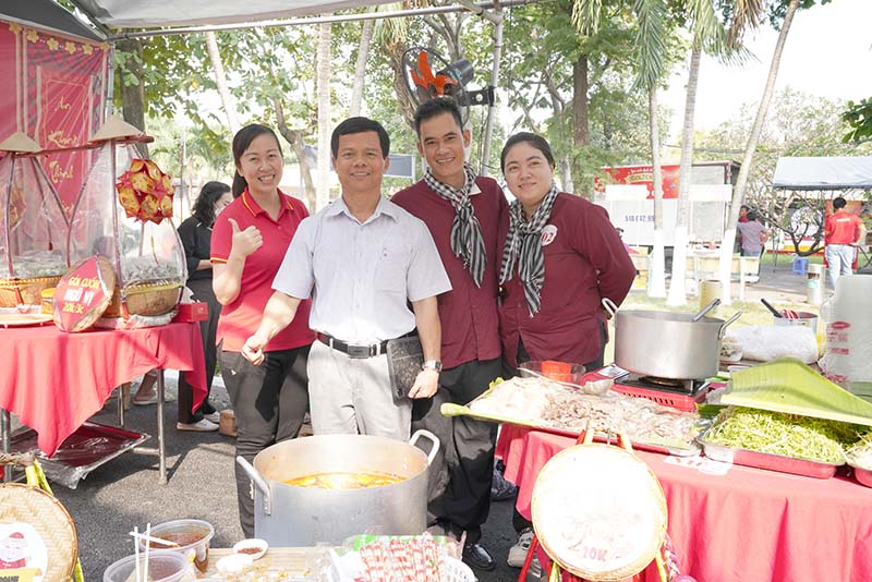 Hội thi ẩm thực với các quang gánh được các đội thi chăm chút một cách sáng tạo. Ảnh: Vissan