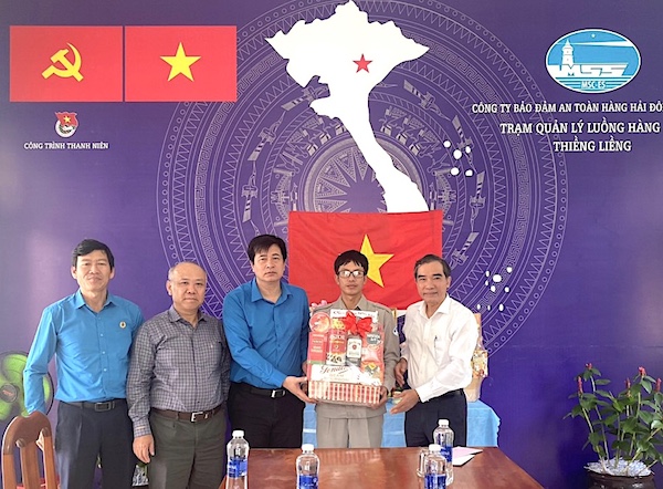 Ông Phạm Hoài Phương - Chủ tịch Công đoàn Giao thông Vận tải VN (thứ 3 từ trái sang) tặng quà người lao động. Ảnh: CĐGT
