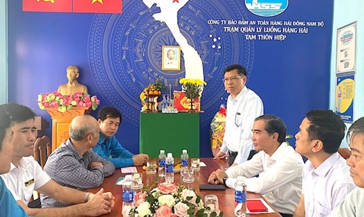 Ông Nguyễn Xuân Sang, Thứ trưởng Bộ Giao thông Vận tải thăm hỏi cán bộ, người lao động. Ảnh: CĐGT