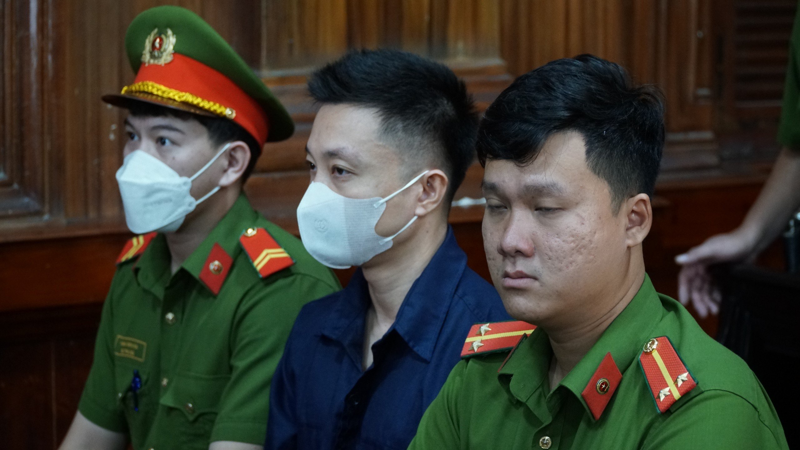 Trần Xuân Đông (36 tuổi, thầy dạy lái xe của Ngọc Trinh) bị truy tố về tội Gây rối trật tự công cộng và Sử dụng tài liệu giả của cơ quan tổ chức.  