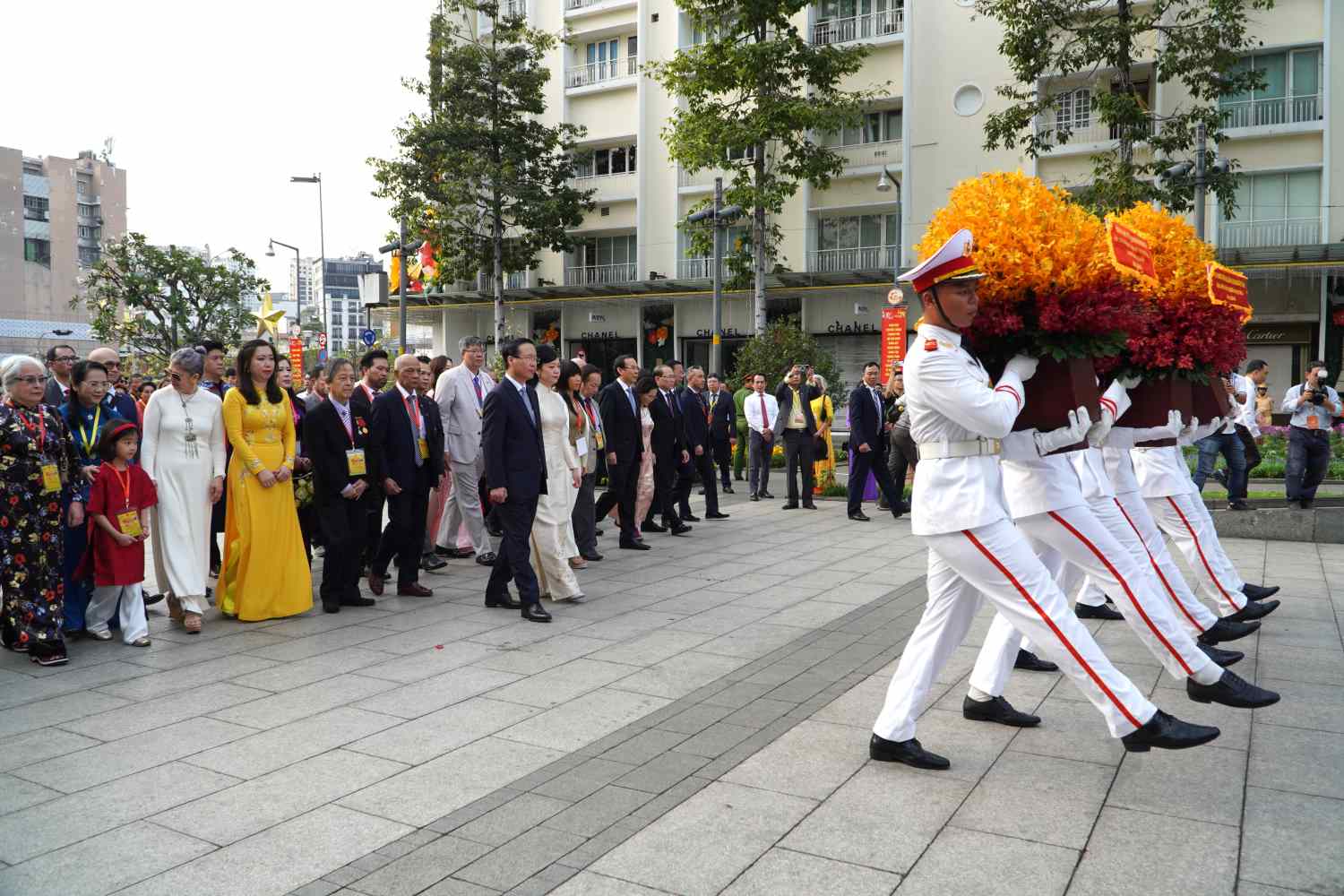Chủ tịch nước và Phu nhân cùng đoàn đại biểu dâng hương tại Tượng đài Bác trên đường Nguyễn Huệ. Ảnh: Minh Quân