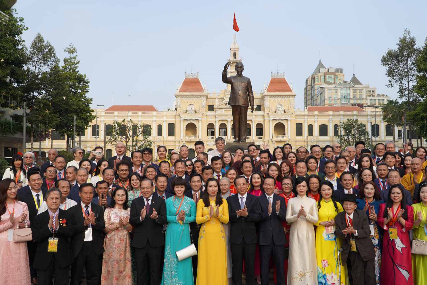 Chủ tịch nước Võ Văn Thưởng và Phu nhân cùng kiều bào chụp ảnh lưu niệm tại tượng đài Chủ tịch Hồ Chí Minh.  Ảnh: Minh Quân