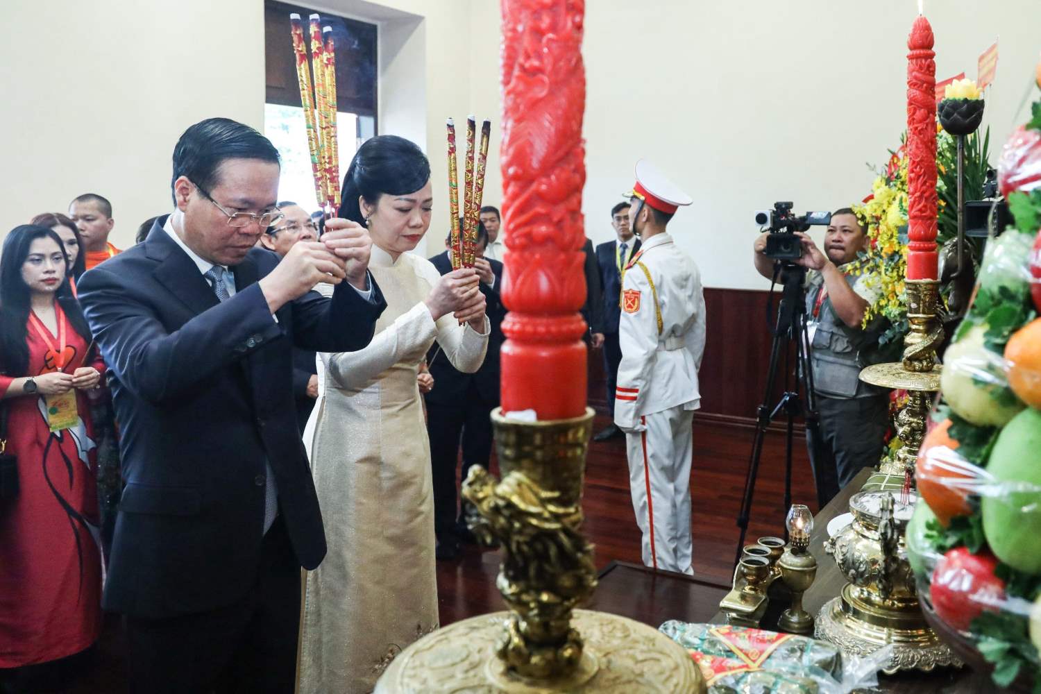 Chủ tịch nước và phu nhân dâng hương tại Bảo tàng Hồ Chí Minh - Chi nhánh TPHCM.  Ảnh: Ban tổ chức