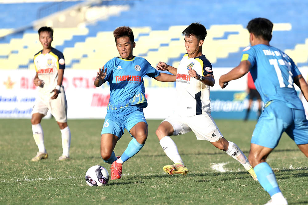 Cầu thủ U21 Sông Lam Nghệ An và U21 PVF-CAND tại giải U21 Quốc gia 2023. Ảnh: Khả Hoà