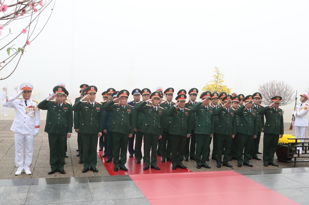 Đoàn đại biểu Quân ủy Trung ương, Bộ Quốc phòng tưởng niệm Chủ tịch Hồ Chí Minh. Ảnh: Hải Nguyễn
