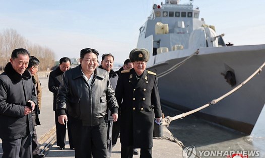 Nhà lãnh đạo Triều Tiên Kim Jong-un (giữa) thăm xưởng đóng tàu Nampho. Ảnh: KCNA/Yonhap