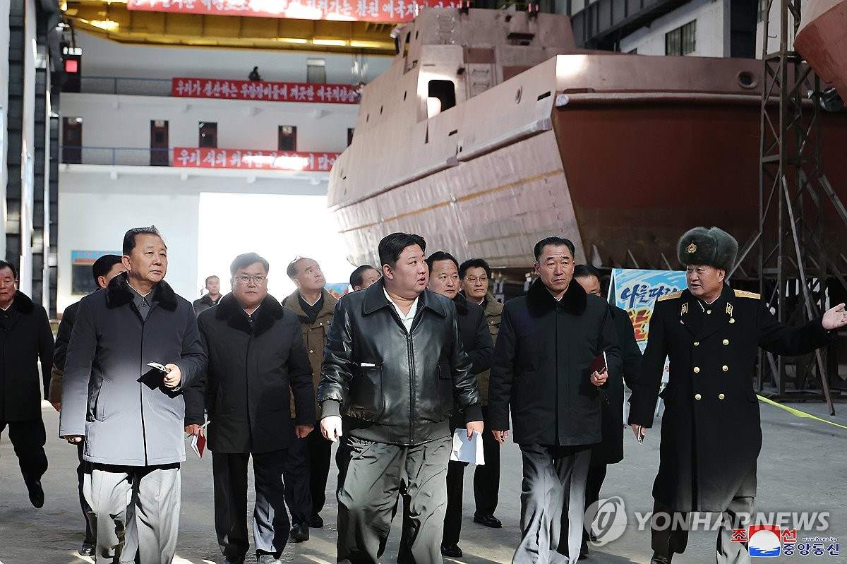 Nhà lãnh đạo Triều Tiên Kim Jong-un (giữa) thăm xưởng đóng tàu Nampho. Ảnh: KCNA/Yonhap