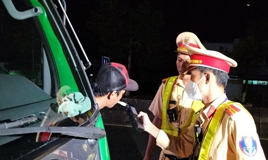 CSGT tỉnh Bạc Liêu kiểm tra nồng độ cồn đối với người lái xe. Ảnh: Nhật Hồ