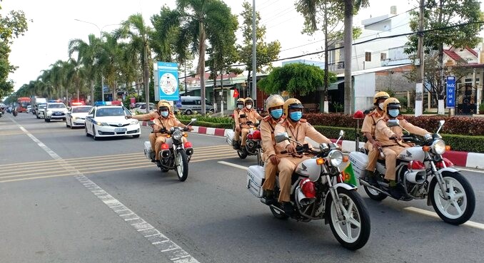 Lực lượng CSGT tỉnh Bạc Liêu ra quân lập lại trật tự an toàn giao thông dịp Tết. Ảnh: Nhật Hồ