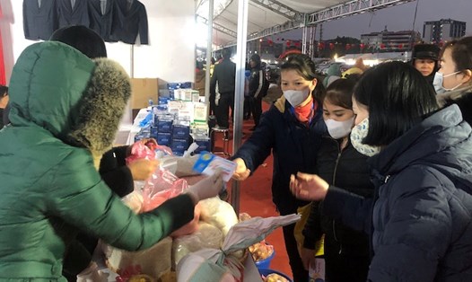 Công nhân Khu công nghiệp tỉnh Bắc Giang mua sắm hàng tại Tết Sum vầy, Chợ Tết Công đoàn do Liên đoàn Lao động tỉnh Bắc Giang tổ chức vào cuối tháng 1.2024. Ảnh: Bảo Hân