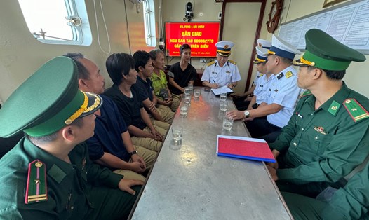 Bộ Tư lệnh làm thủ tục bàn giao các ngư dân Bình Định cho cơ quan chức năng. Ảnh: Nguyễn Nam