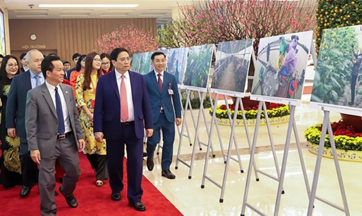 Thủ tướng Chính phủ Phạm Minh Chính tham quan triển lãm ảnh trước khi dự Diễn đàn kinh tế hợp tác, hợp tác xã năm 2024. Ảnh: Nhật Bắc
