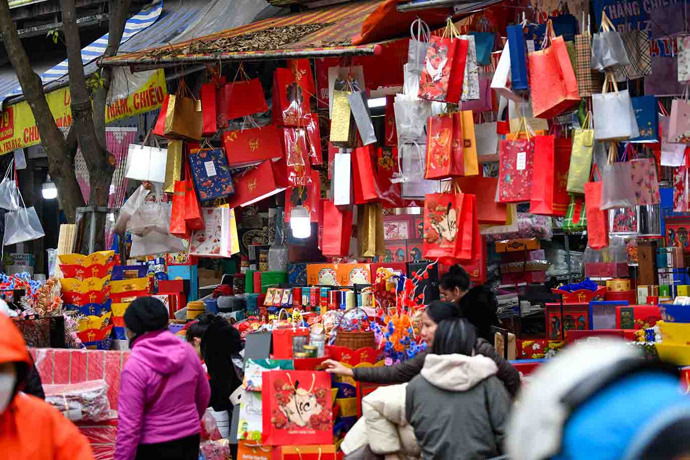 Tại phố Hàng Chiếu ( Hà Nội) những ngày gần Tết Nguyên đán lúc nào cũng tấp nập người đến hỏi mua hàng.