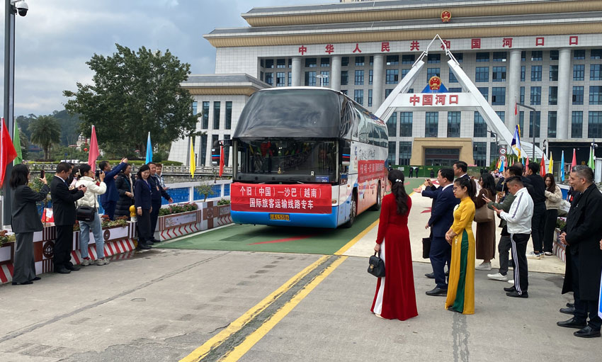 Những đoàn khách du lịch đầu tiên nhập cảnh vào Lào Cai sau thời gian dài tuyến vận tải hành khách đường bộ quốc tế Việt - Trung tạm dừng. Ảnh: Bảo Nguyên