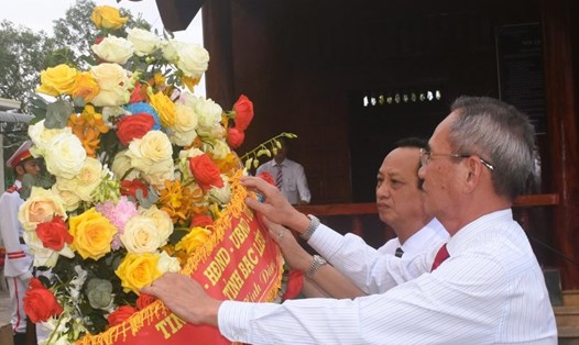 Bí thư Tỉnh ủy, Chủ tịch UBND tỉnh Bạc Liêu cùng dâng hoa tại nơi thành lập Chi bộ Đảng đầu tiên tỉnh Bạc Liêu. Ảnh: Nhật Hồ
