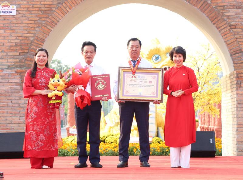 “Đường gốm đỏ và hoa dài nhất Việt Nam” nhận bằng . Ảnh: Hoàng Lộc