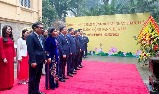 Lãnh đạo Thành ủy Hà Nội dâng hương tưởng niệm cố Tổng Bí thư Trần Phú. Ảnh: Viết Thành
