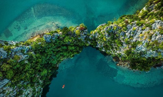 Du thuyền Hạ Long
Một chuyến du thuyền kéo dài khoảng 6 tiếng trên vịnh Hạ Long là trải nghiệm lý tưởng khi bạn mới tới Việt Nam. Đây là chuyến đi giới thiệu bạn tới một vùng đất có thiên nhiên tươi đẹp đáng kinh ngạc với núi đá vôi, với mặt nước xanh ngọc đẹp hút hồn và vô số hoạt động thú vị như tắm biển đảo Ti Tốp, chèo bè, kayak...