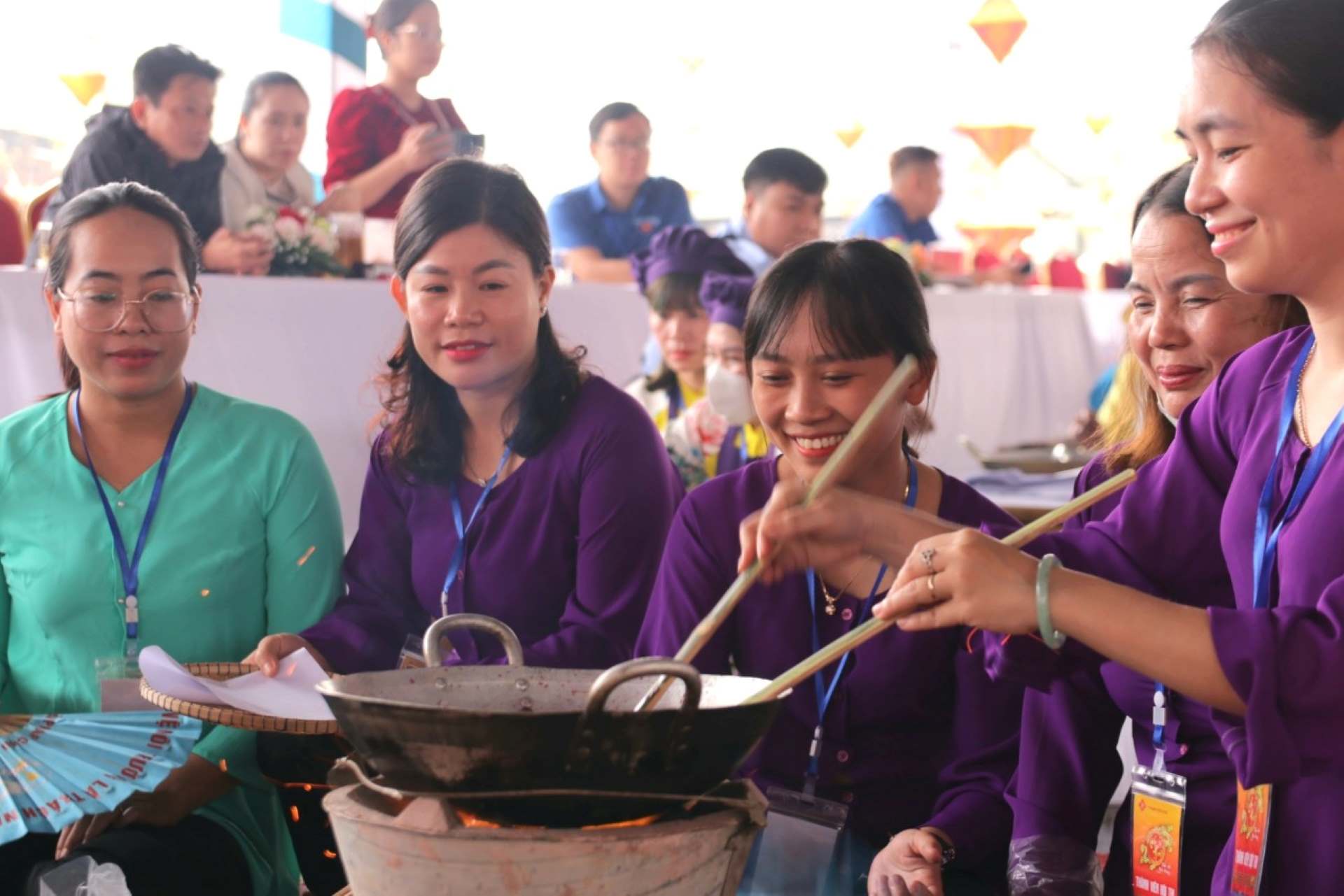 Đến từ đơn vị Thủy Bằng (TP. Huế), chị Đào Thị Kim Ngọc cho biết, đây là năm thứ 2 chị cùng đơn vị tham gia Chương trình Tết Huế, cùng nhau làm mứt truyền thống. 