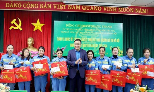Ông Phạm Quang Thanh - Chủ tịch Liên đoàn Lao động Thành phố Hà Nội (thứ 5 từ trái sang) tặng quà Tết cho công nhân URENCO. Ảnh: Ngọc Ánh