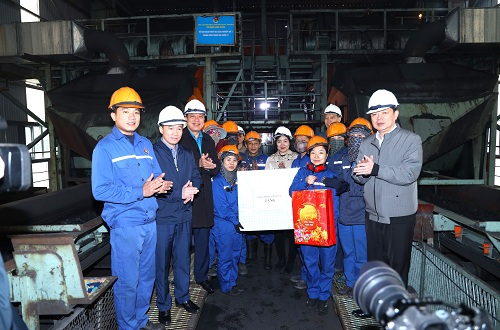 Công đoàn mang Tết sớm đến với thợ mỏ. Ảnh: CĐ TKV