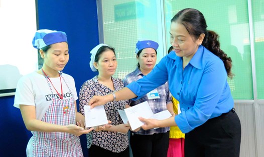 Phó Chủ tịch Thường trực LĐLĐ TP Cần Thơ Huỳnh Thị Hiền trao quà cho công nhân. Ảnh: Mỹ Ly