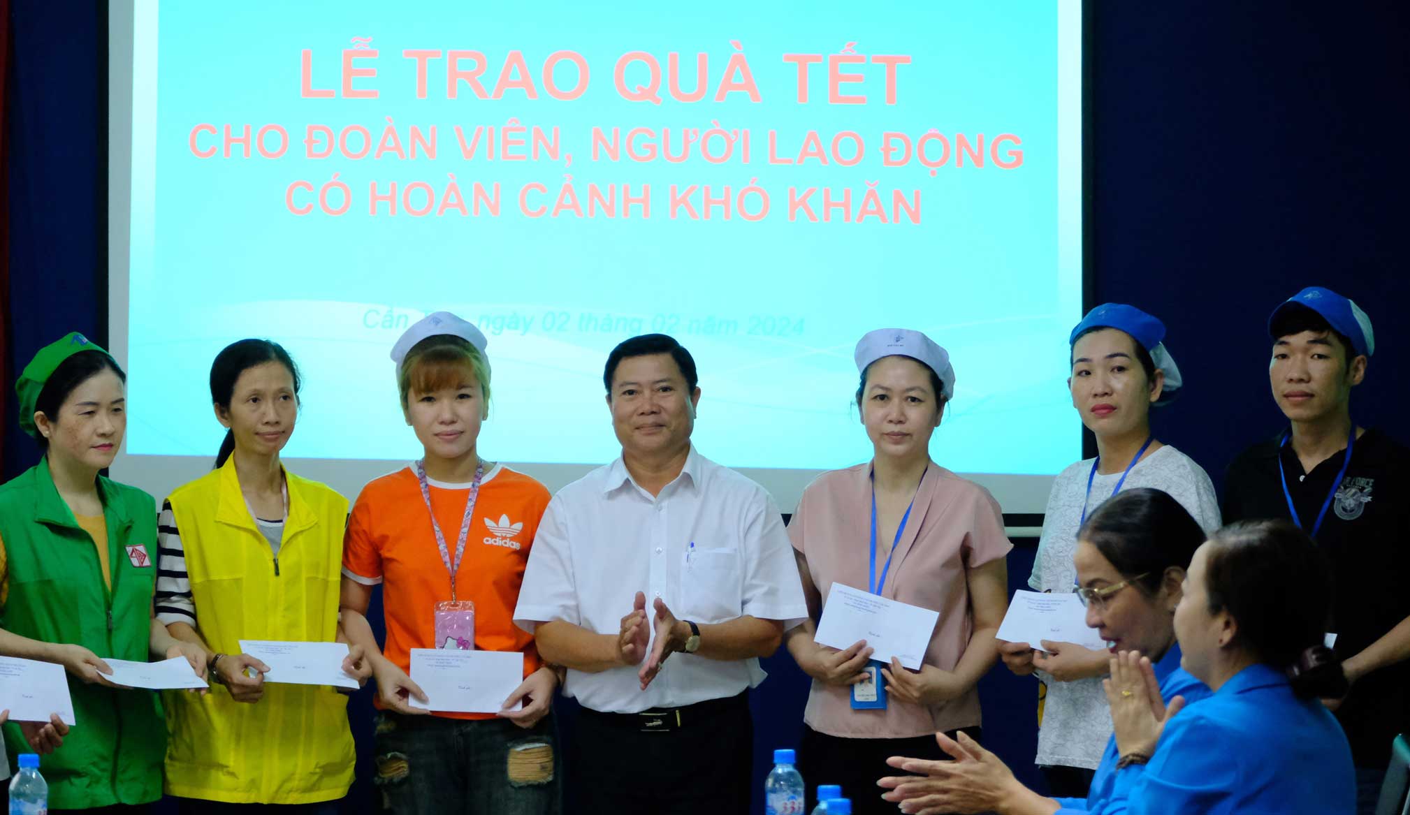 Chủ tịch LĐLĐ quận Ninh Kiều Võ Minh Tuấn trao quà cho công nhân. Ảnh: Mỹ Ly