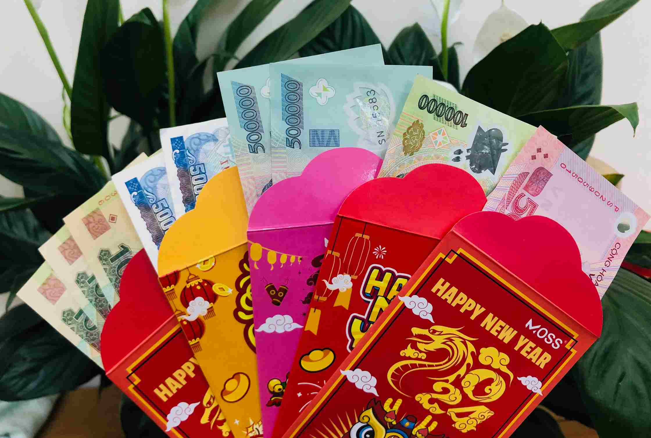 Ngoài giữ nét truyền thống nhận lộc đầu năm, lì xì Tết ngày càng được nhiều ưu tiên giá trị cao như cách hỗ trợ tài chính cho người thân. Ảnh: Bích Ngọc