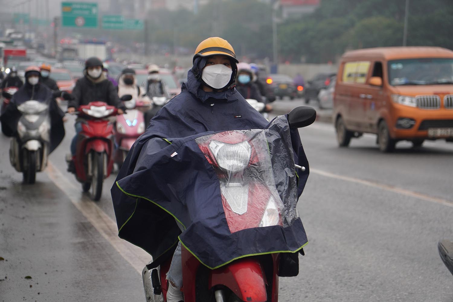 Thời tiết mưa kèm theo sương mù khiến tầm nhìn hạn chế, người dân gặp nhiều khó khăn khi tham gia giao thông.