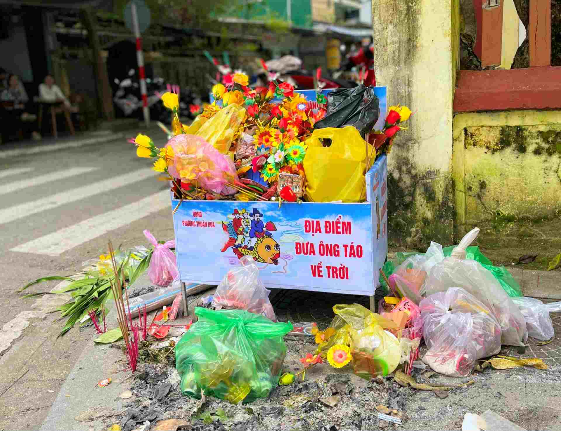 Năm nay, rất nhiều địa phương trên địa bàn tỉnh Thừa Thiên Huế đã phát huy, triển khai thêm các điểm tiễn ông Táo tập trung để người dân có thể bỏ rác tâm linh sau khi cúng. 