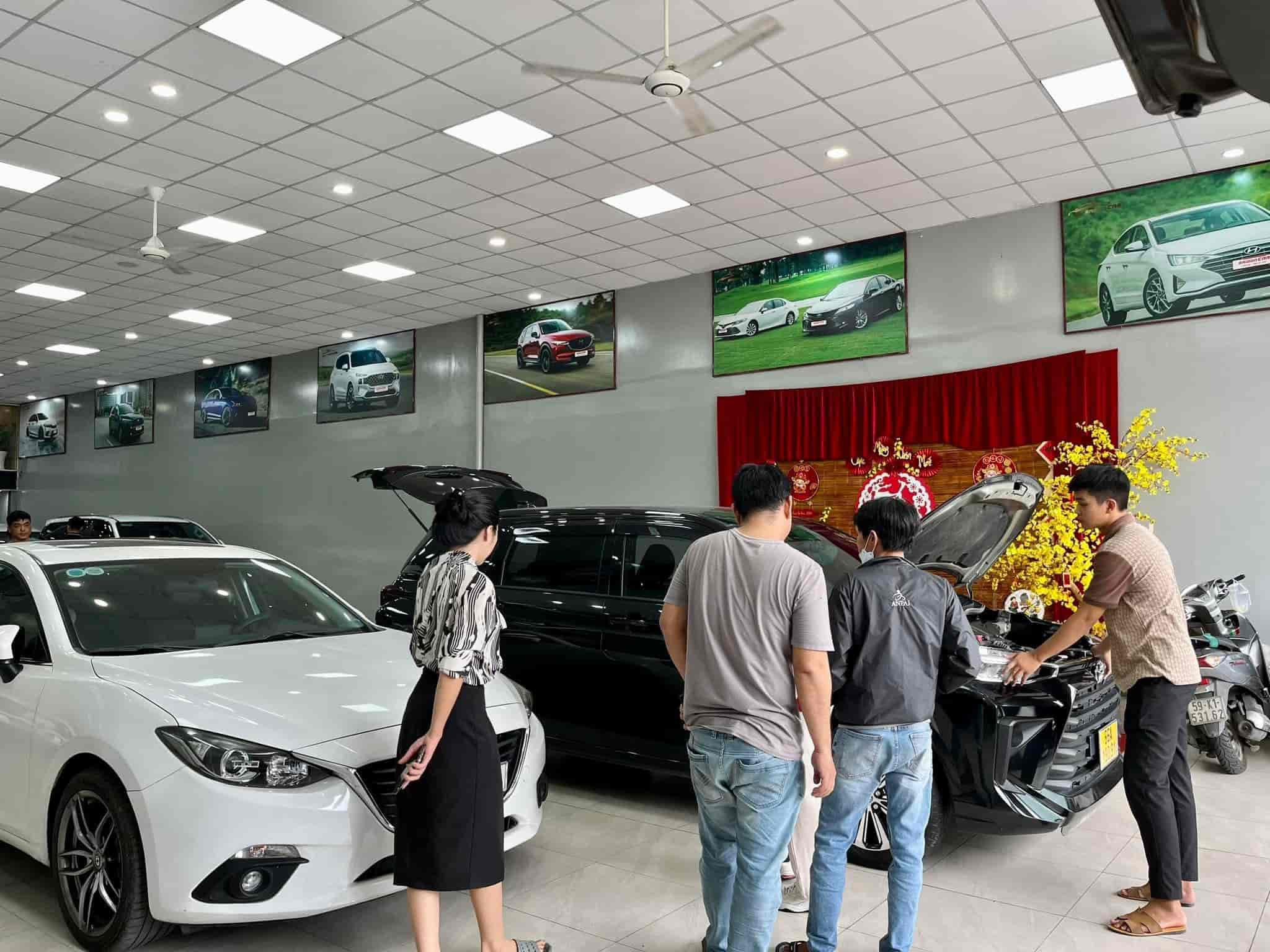 Các salon tập trung hỗ trợ thủ tục sang tên để người mua nhận xe trước Tết. Ảnh: Lâm Anh