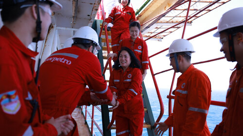 Nhà báo Tạ Bích Loan đến thăm và trò chuyện với các kỹ sư, cán bộ ngành dầu khí tại giàn khoan MSP-1. Ảnh: VTV
