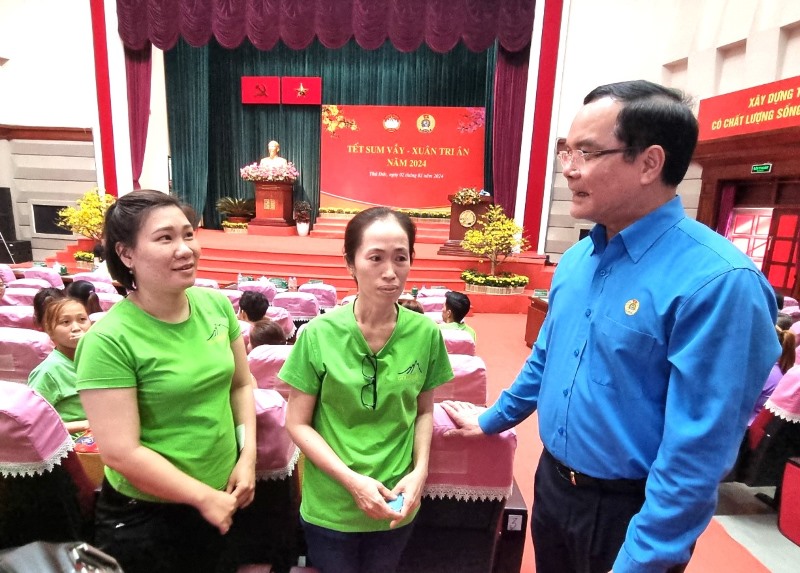 Chủ tịch Tổng LĐLĐ Việt Nam Nguyễn Đình Khang trò chuyện với các công nhân lao động. Ảnh: Nam Dương