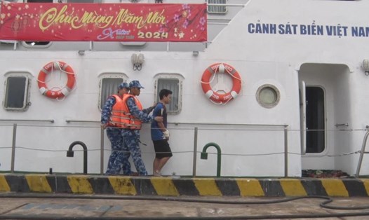 Lực lượng Cảnh sát biển 4 bắt giữ đối tượng có Quyết định truy nã đang lẩn trốn trong tàu cá. Ảnh: BTL Vùng CSB 4