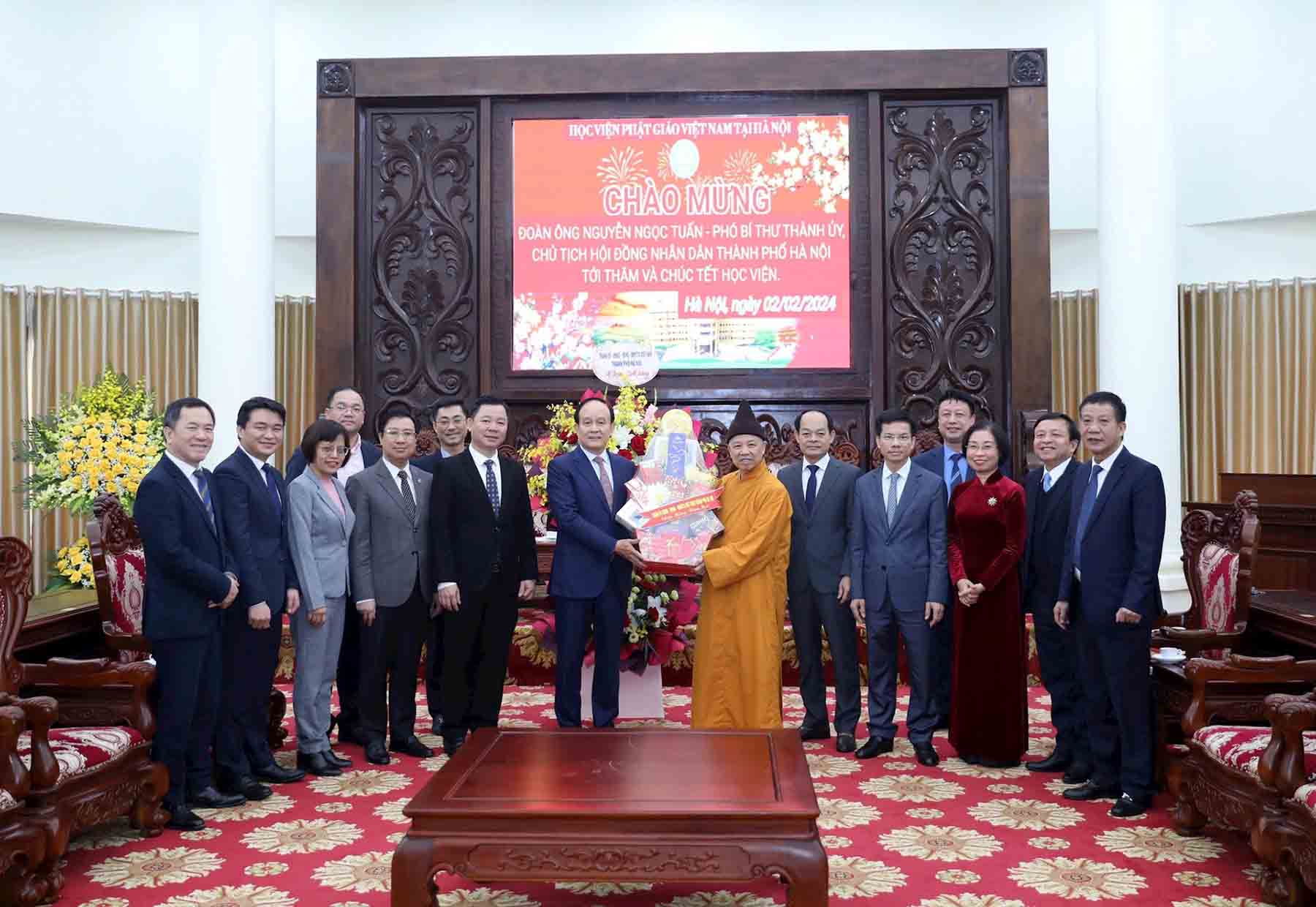 Chủ tịch HĐND TP Hà Nội Nguyễn Ngọc Tuấn trao quà tới Hòa thượng Thích Thanh Quyết. Ảnh: Vũ Thủy