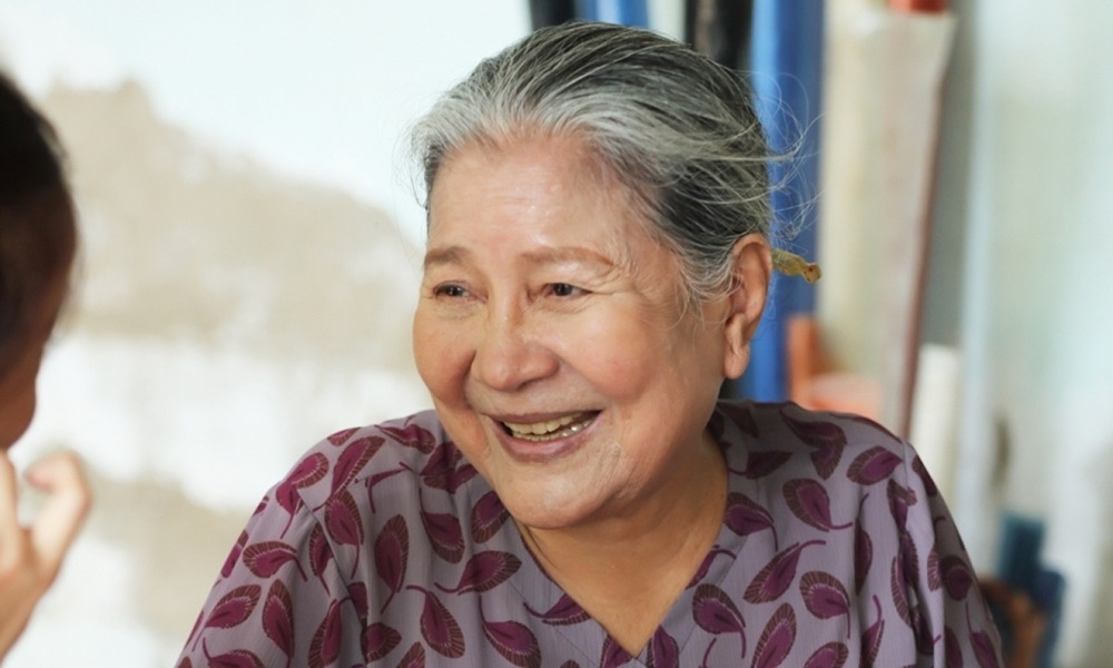 NSƯT Lê Thiện đóng một vai phụ trong phim Sáng đèn. Ảnh: NSX