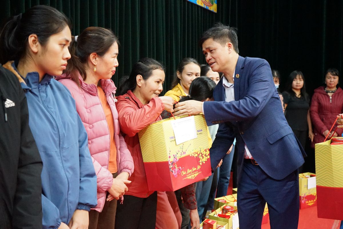 Phó Chủ tịch Tổng LĐLĐ Việt Nam Ngọ Duy Hiểu trao quà cho đoàn viên, người lao động khó khăn. Ảnh: Xuân Hùng