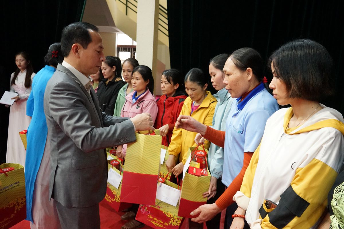 Ông Võ Mạnh Sơn - Chủ tịch LĐLĐ tỉnh Thanh Hóa trao quà cho công nhân lao động khó khăn. Ảnh: Xuân Hùng