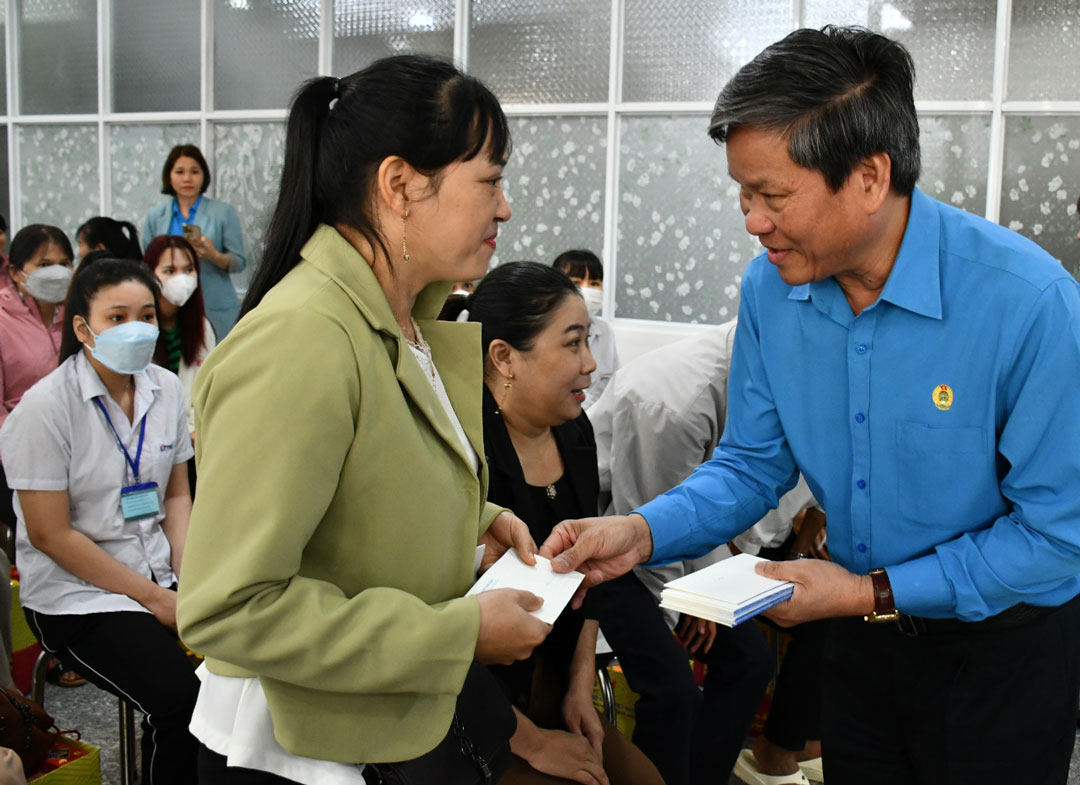 Phó Chủ tịch Huỳnh Thanh Xuân tặng quà Tết cho công nhân, lao động khó khăn. Ảnh: Xuân Nhàn.