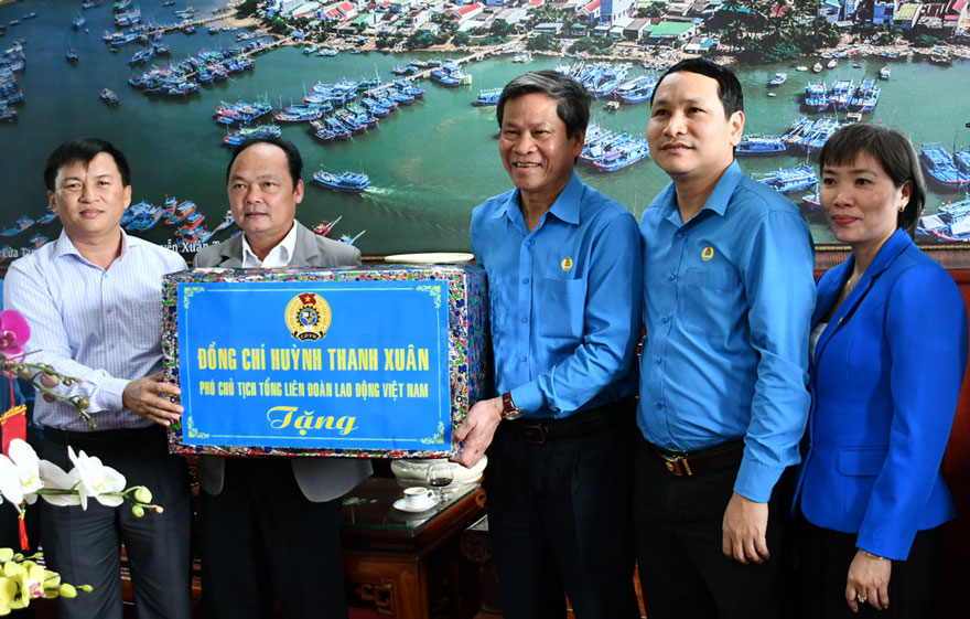 Ông Huỳnh Thanh Xuân chúc Tết, tặng quà Đảng bộ, chính quyền thị xã Hoài Nhơn.