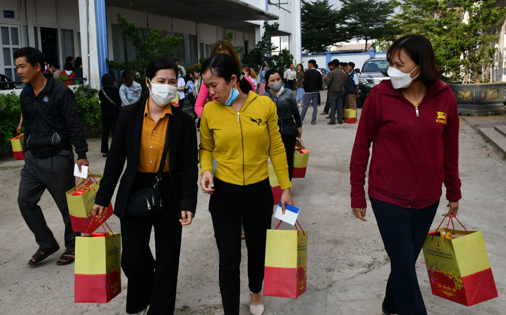 Tết thêm ấm áp vì tình nghĩa công đoàn. Ảnh: Xuân Nhàn.