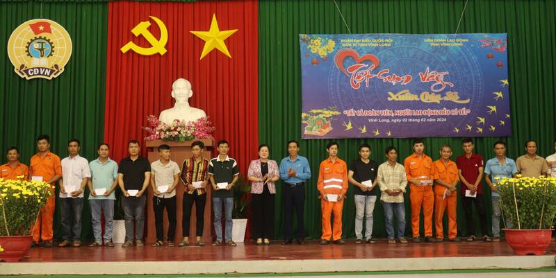 Đoàn Đại biểu Quốc hội tỉnh Vĩnh Long tặng quà cho 100 đoàn viên, người lao động khó khăn. Ảnh: Hoàng Lộc