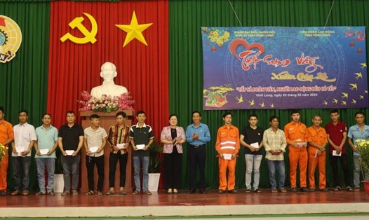 Đoàn Đại biểu Quốc hội tỉnh Vĩnh Long tặng quà cho 100 đoàn viên, người lao động khó khăn. Ảnh: Hoàng Lộc