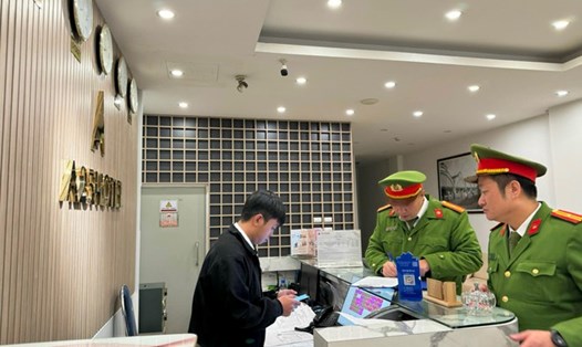 Công an quận Tây Hồ (Hà Nội) tăng cường kiểm tra cơ sở kinh doanh có điều kiện về an ninh trật tự trong dịp cận Tết. Ảnh: Công an cung cấp