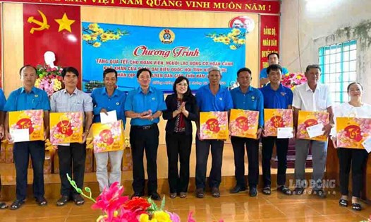 Đoàn đại biểu Quốc hội tỉnh Kiên Giang và Liên đoàn Lao động huyện Giồng Riềng tặng quà cho đoàn viên, người lao động. Ảnh: Mỹ Linh