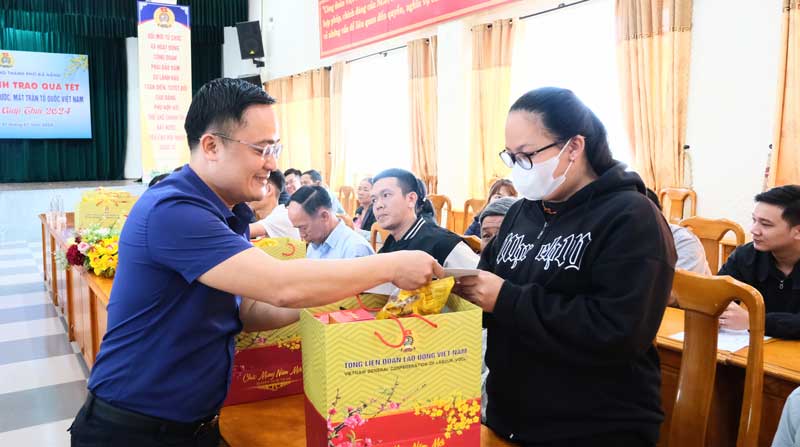 Ông Lữ Trọng Phương, Chủ tịch LĐLĐ quận Hải Châu, Đà Nẵng trao quà Tết đến công nhân lao động. Ảnh: Vân Anh